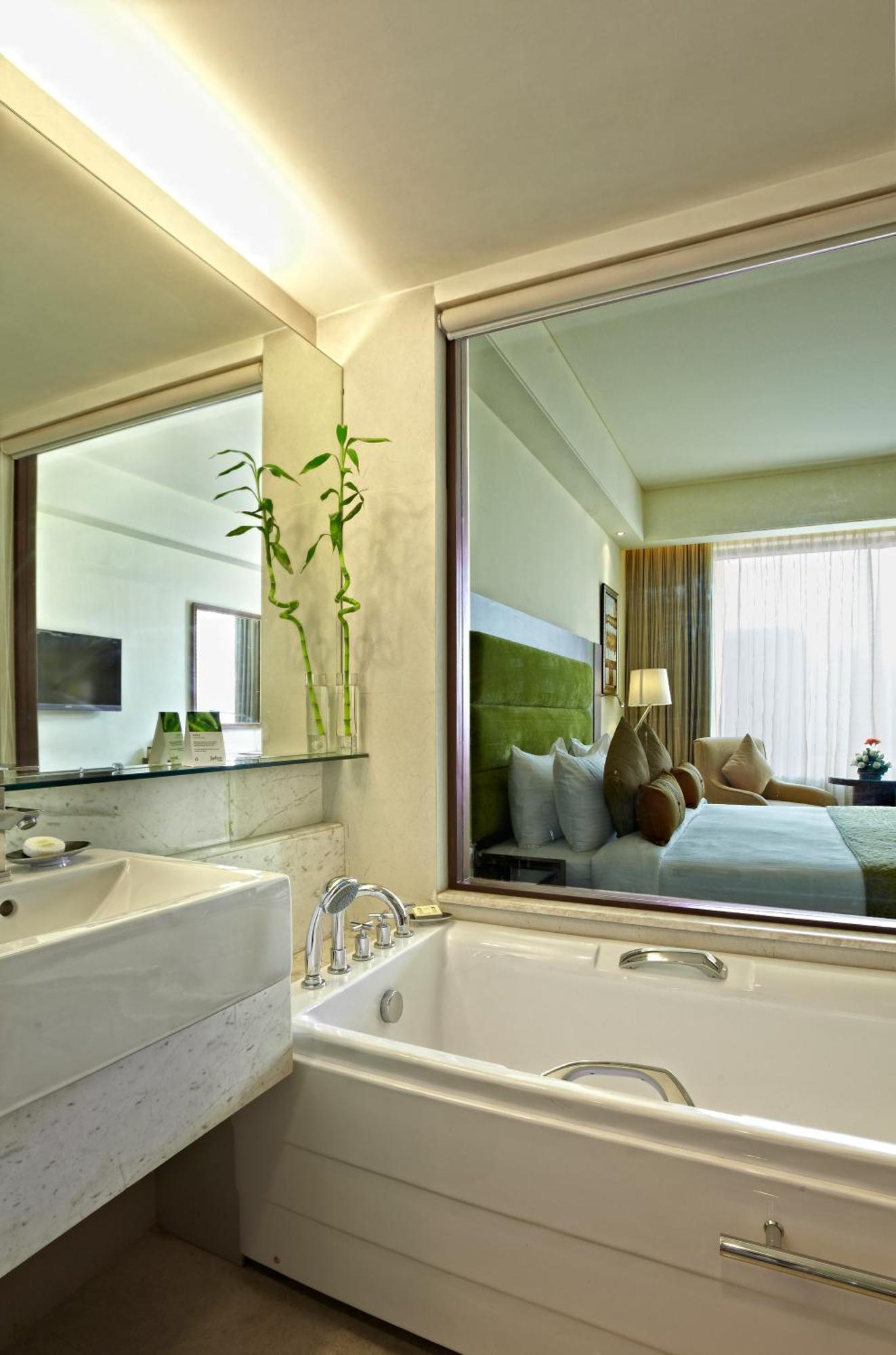 Radisson Blu Hotel Rudrapur Екстер'єр фото